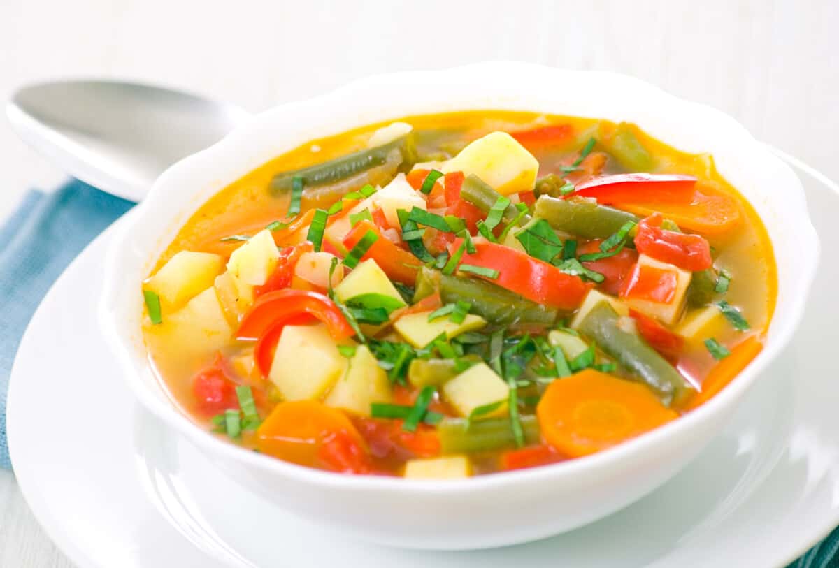 Cómo hacer sopa de verduras casera: receta fácil y saludable