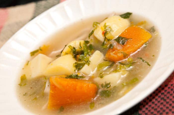 Cómo hacer sopa de verduras casera: receta fácil y saludable
