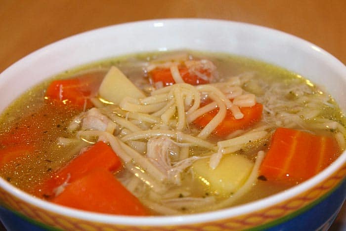Receta de sopa de fideos casera fácil y deliciosa 