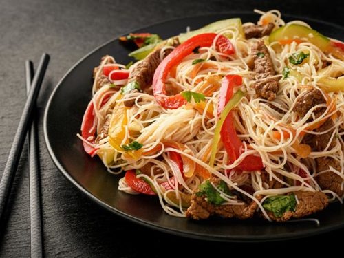 Tallarines chinos con verduras, carne y gambas, para hacer en casa