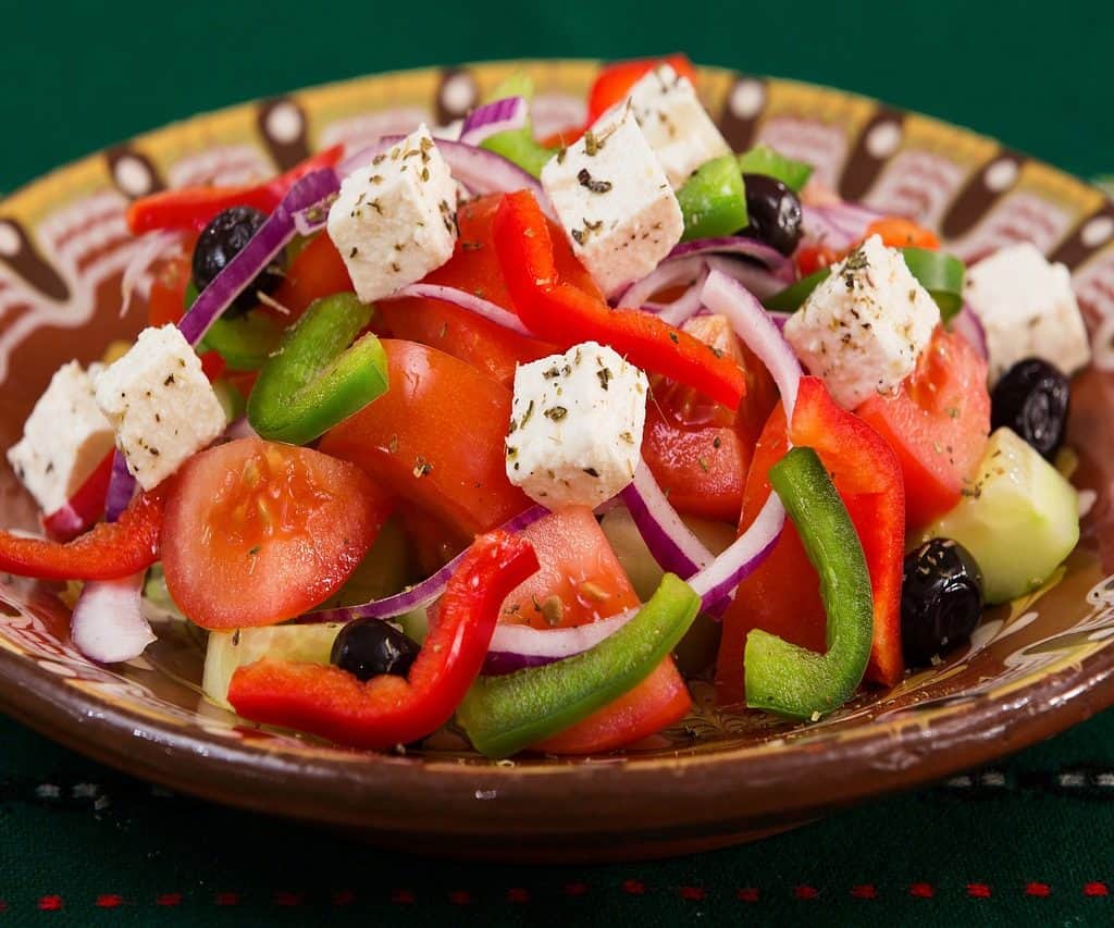 Cómo hacer una rica ensalada mediterránea en poco tiempo - Comedera -  Recetas, tips y consejos para comer mejor.
