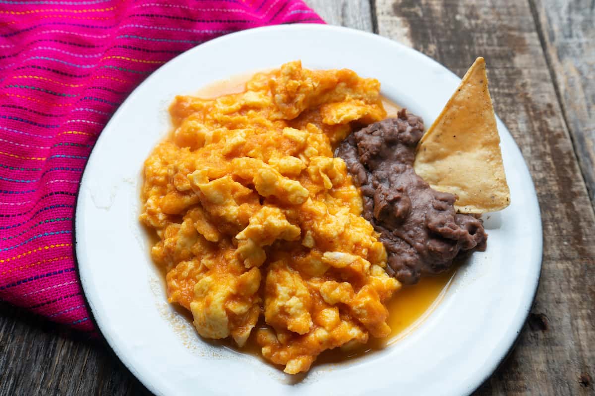 Prepara huevos al albañil fácil y rápido: desayuno mexicano - Comedera -  Recetas, tips y consejos para comer mejor.