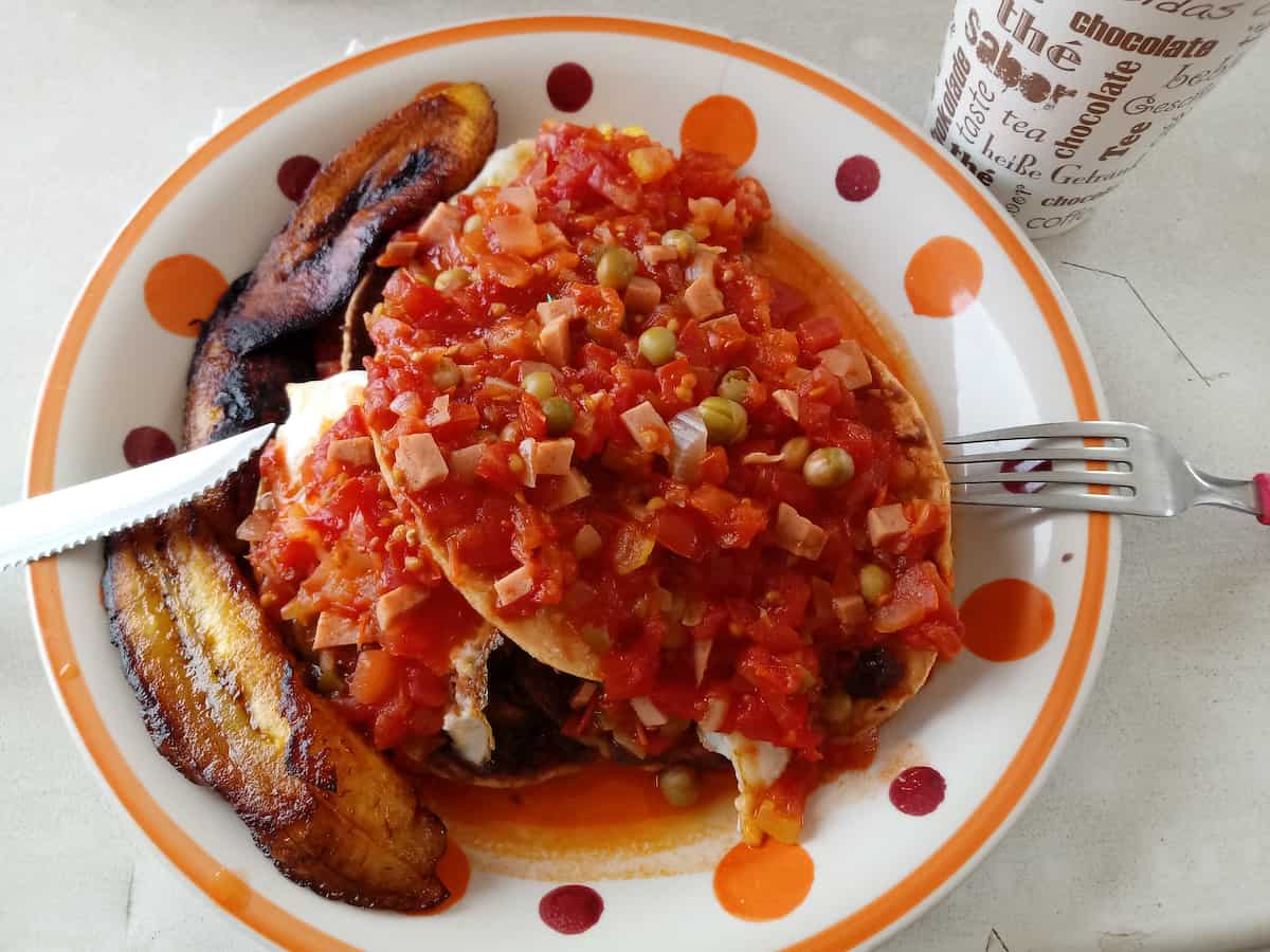 Receta de huevos motuleños: desayuno mexicano - Comedera - Recetas, tips y  consejos para comer mejor.