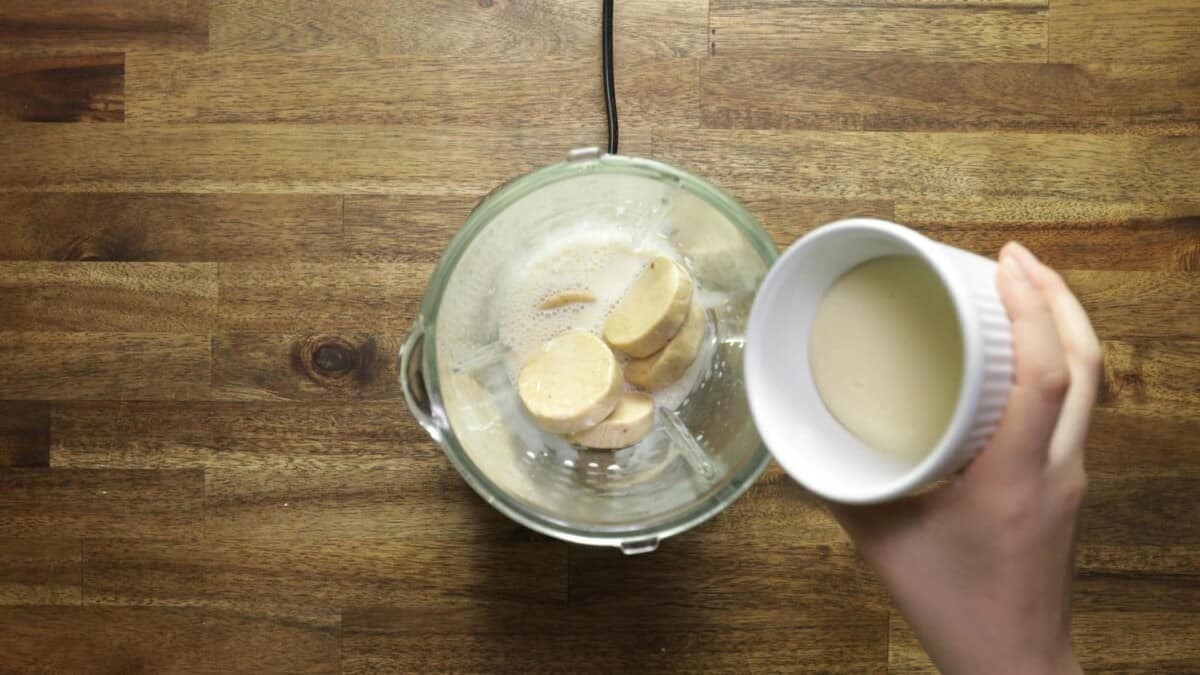 Prepara una refrescante agua de mazapán - Comedera - Recetas, tips y  consejos para comer mejor.