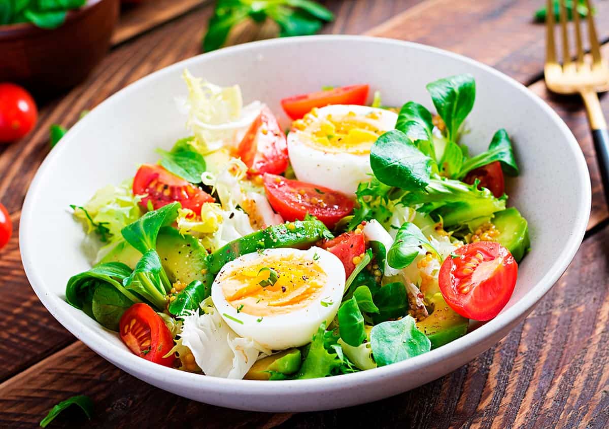 Prepara esta deliciosa ensalada de aguacate y huevo - Comedera - Recetas,  tips y consejos para comer mejor.