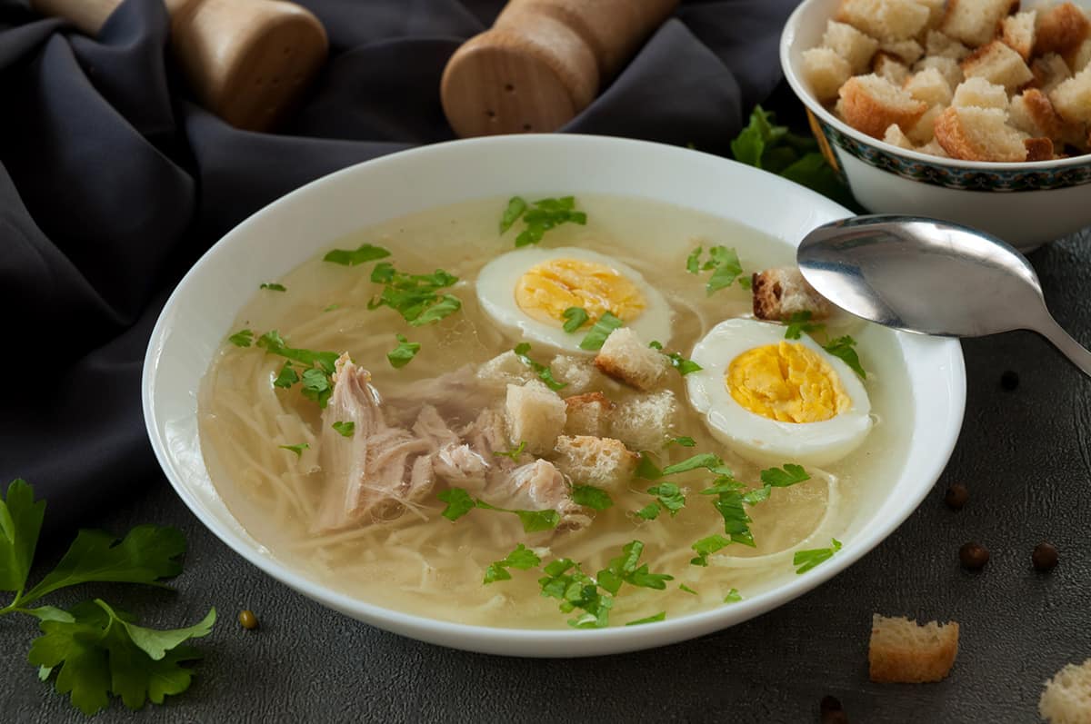Cómo hacer una deliciosa sopa de pollo con huevo duro - Comedera - Recetas,  tips y consejos para comer mejor.