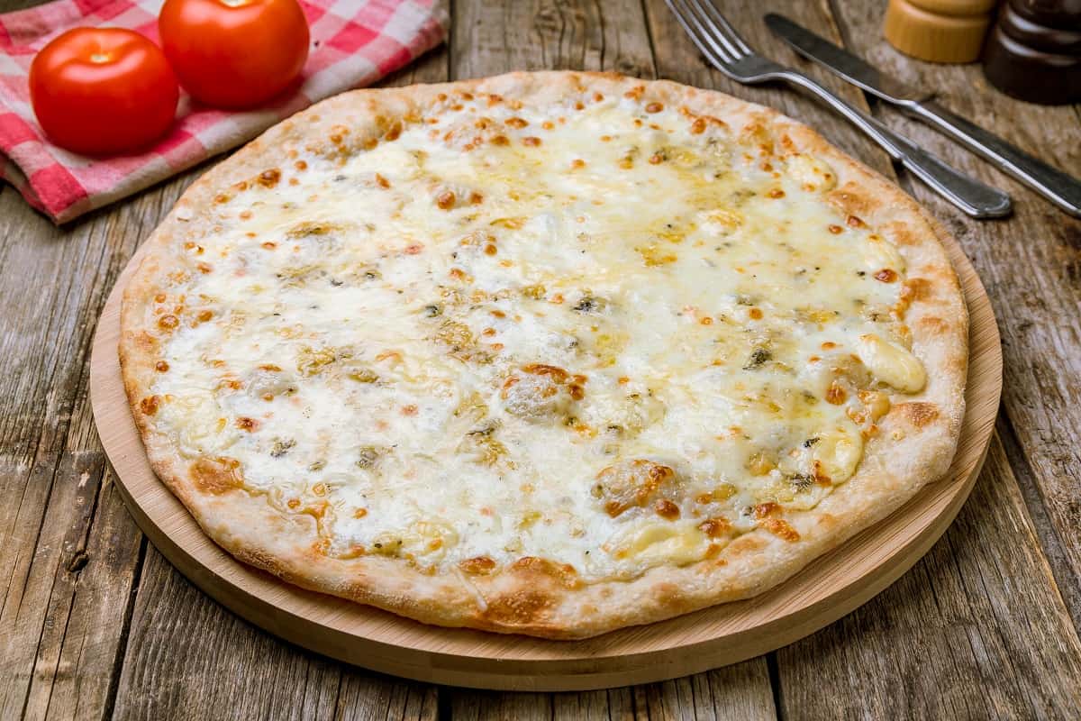 Pizza cuatro quesos (quattro formaggi), receta fácil - Comedera - Recetas,  tips y consejos para comer mejor.