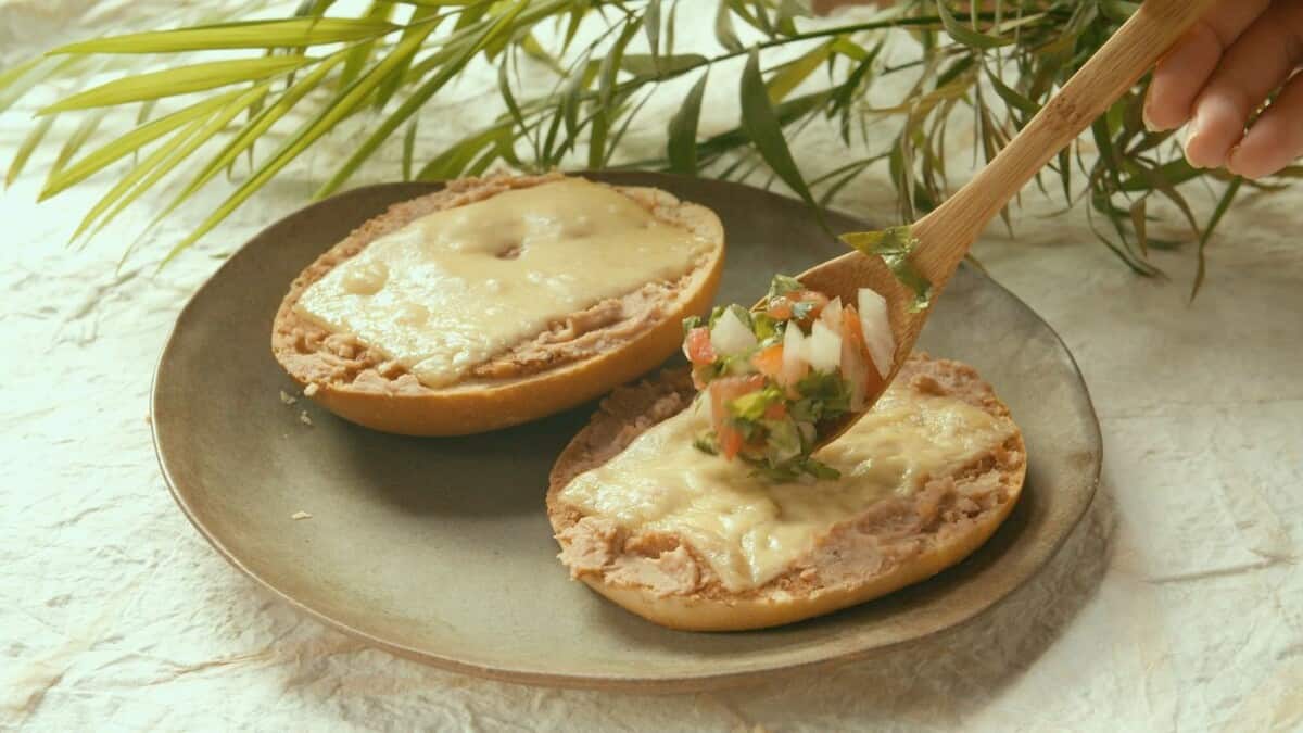 Prepara molletes con frijoles y queso - Comedera - Recetas, tips y consejos  para comer mejor.