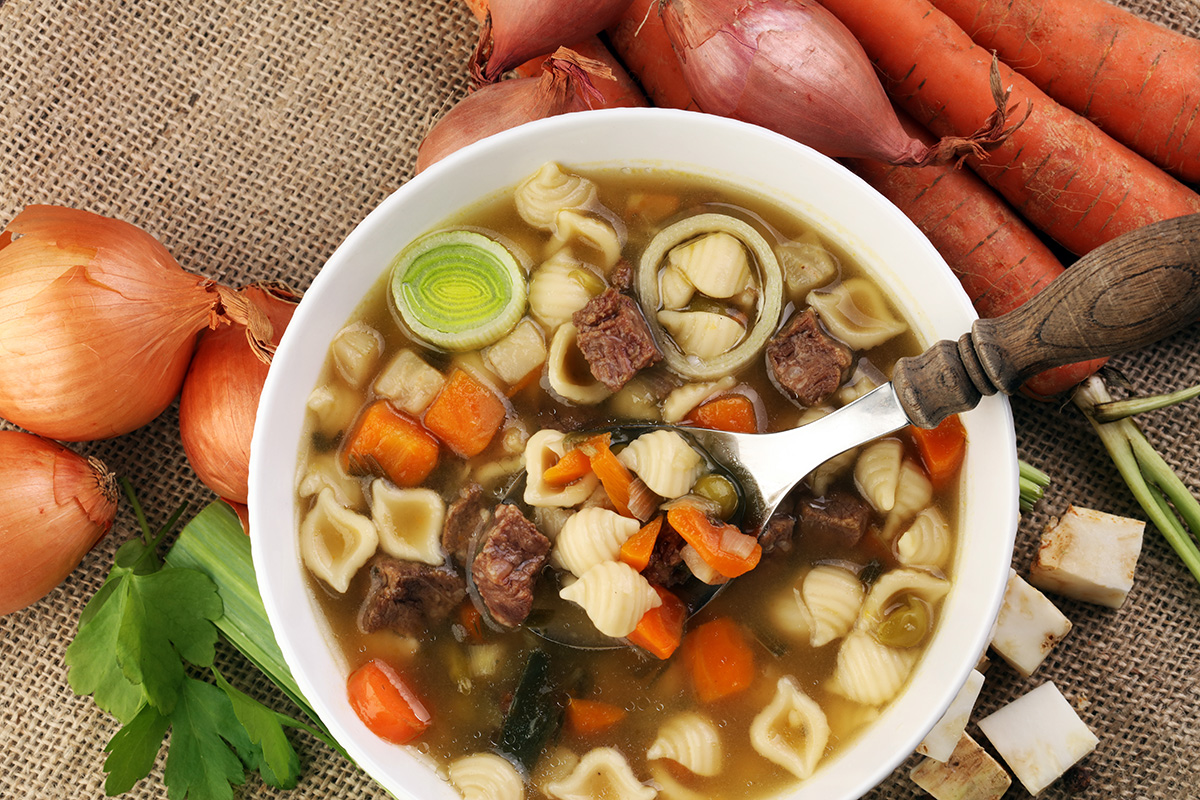 Cómo hacer una poderosa sopa de carne con pasta - Comedera - Recetas, tips  y consejos para comer mejor.