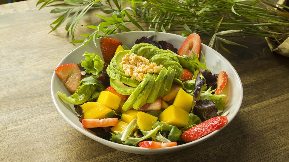 Ensalada de aguacate con mango y fresas, divertida y exótica - Comedera -  Recetas, tips y consejos para comer mejor.
