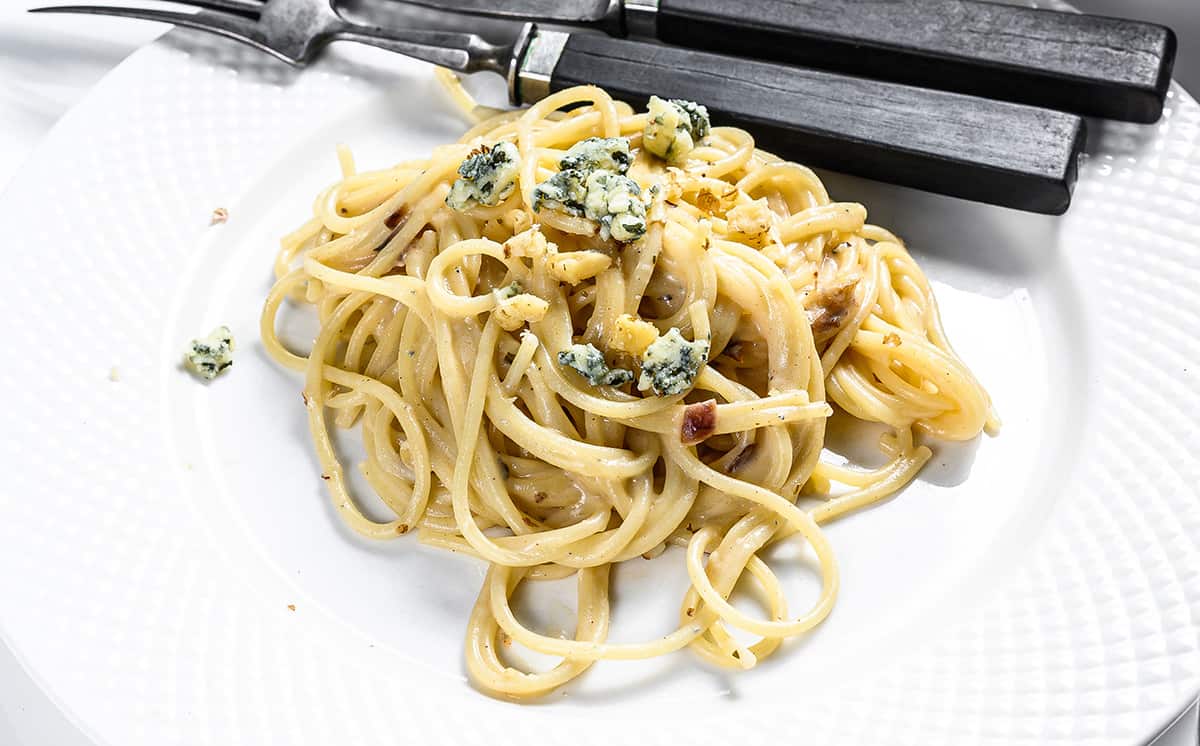Deliciosos espaguetis con salsa de queso azul - Comedera - Recetas, tips y  consejos para comer mejor.