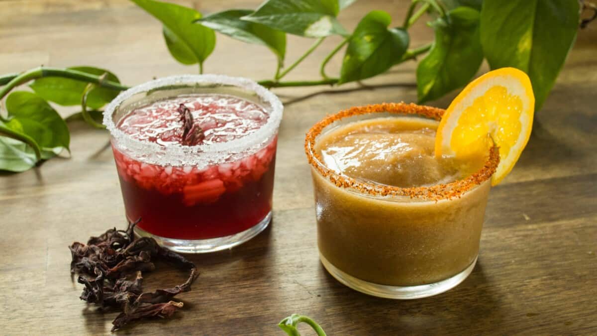 Prepara mezcal de tamarindo y jamaica - Comedera - Recetas, tips y consejos  para comer mejor.