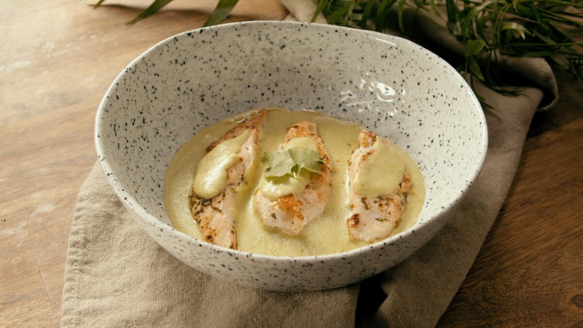 Pollo con crema de cilantro, receta paso a paso - Comedera - Recetas, tips  y consejos para comer mejor.
