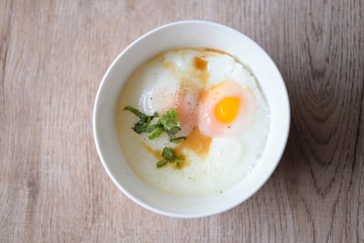 Cómo hacer huevos fritos en el microondas - Comedera - Recetas