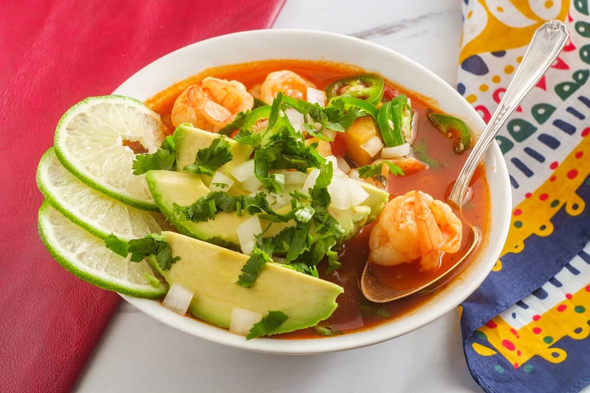 Aprende a preparar caldo de camarón mexicano - Comedera - Recetas, tips y  consejos para comer mejor.