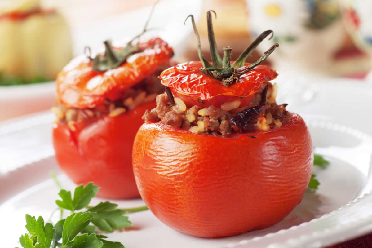 Deliciosos tomates recheados com carne e arroz