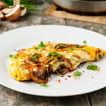 omelete com cogumelos e queijo
