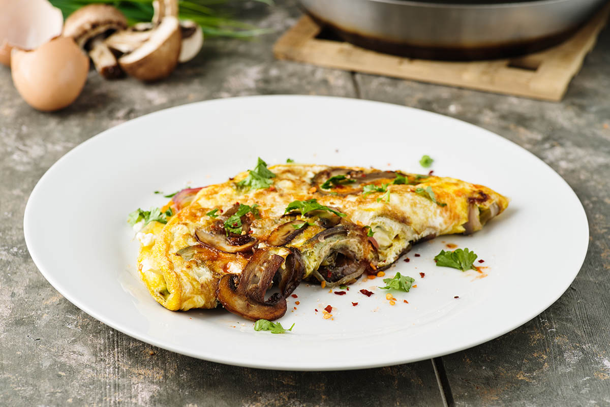 omelete com cogumelos e queijo