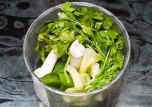 preparando salsa de pescado en salsa verde