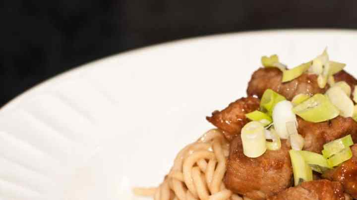 delicioso plato de tallarines con cerdo