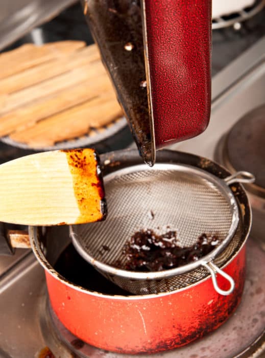 haciendo la salsa para el pernil