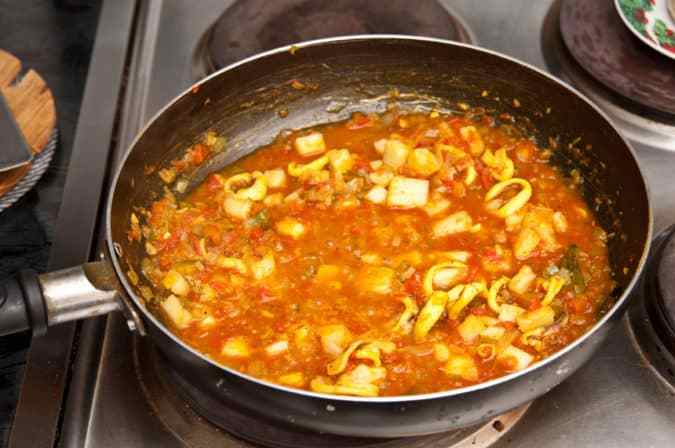 agregar caldo de camarones