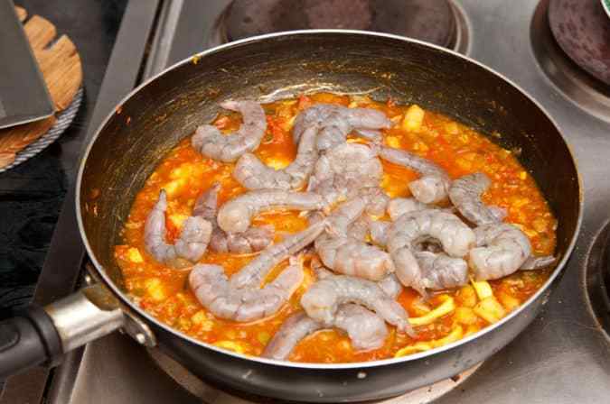 agregar camarones al curry