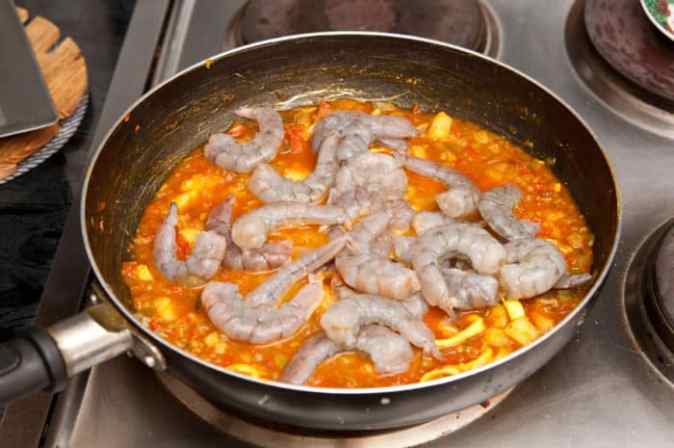 agregar camarones al curry