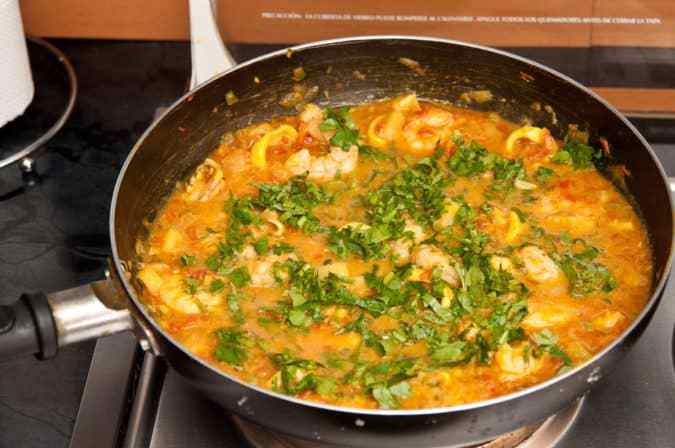 curry de camarones