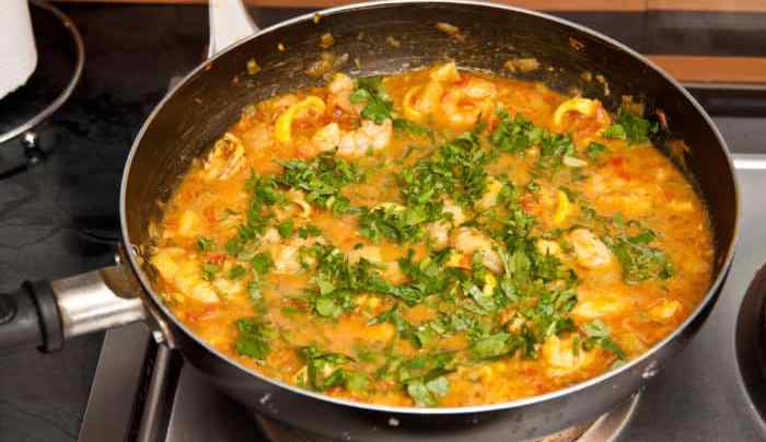 curry de camarones