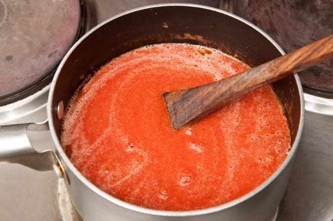 salsa de tomate cocinandose