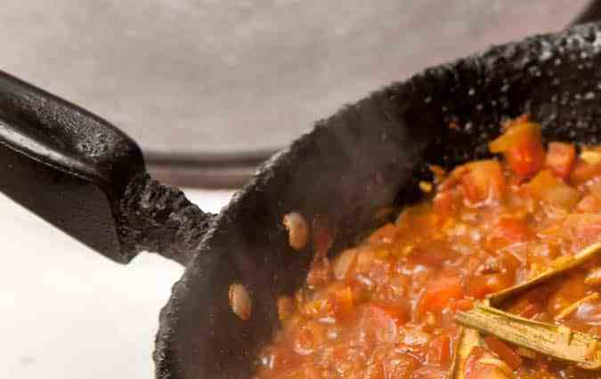 haciendo salsa de curry