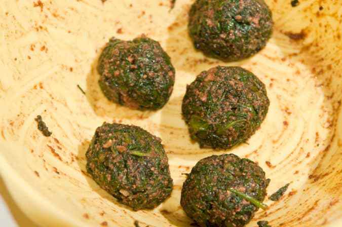 haciendo albondigas de espinacas