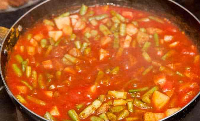 haciendo curry vegetariano