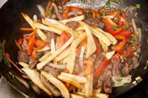 lomo saltado con papas fritas