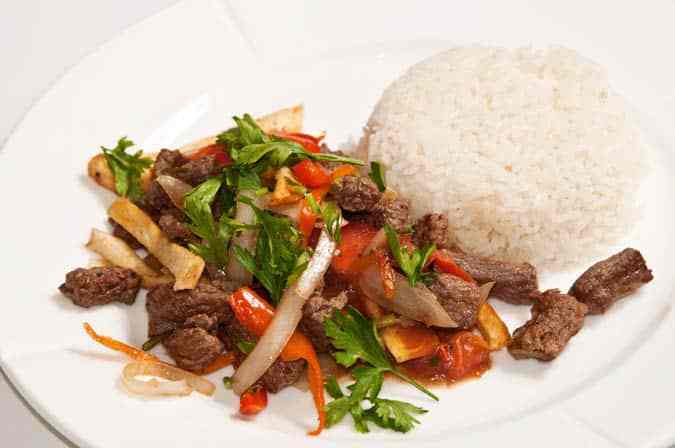 lomo saltado tipico peruano