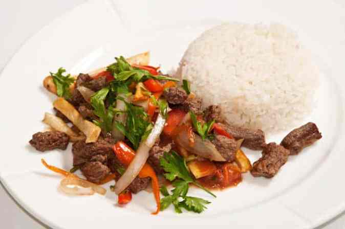 lomo saltado tipico peruano