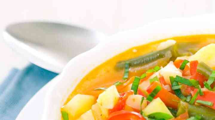 plato de sopa de verduras