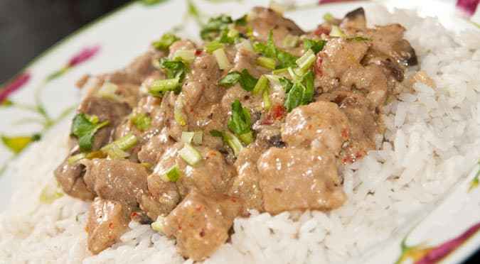 plato con solomillo strogonoff de cerdo y arroz blanco