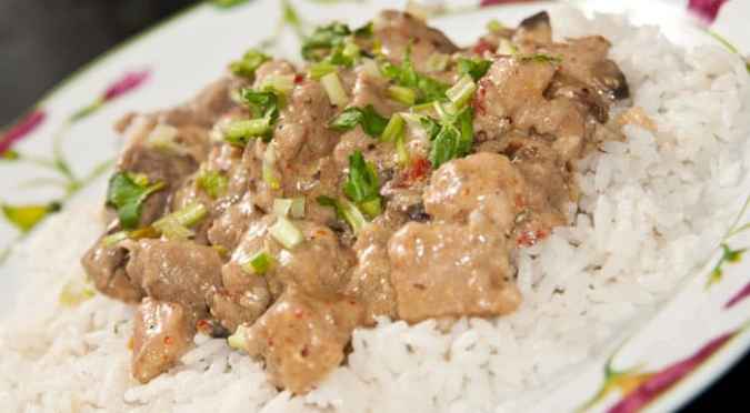 plato con solomillo strogonoff de cerdo y arroz blanco