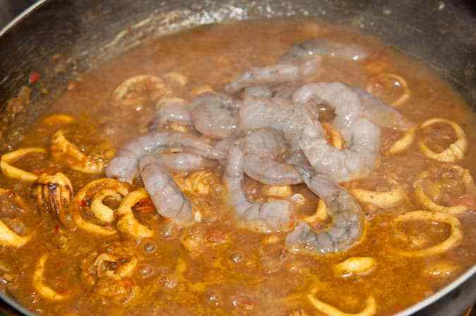 camarones curry de mango y mariscos