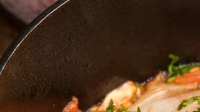 haciendo pollo entomatado