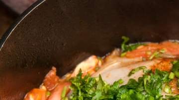 haciendo pollo entomatado