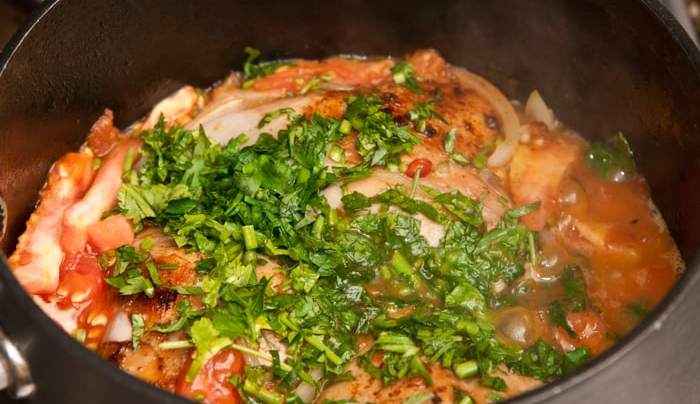 haciendo pollo entomatado