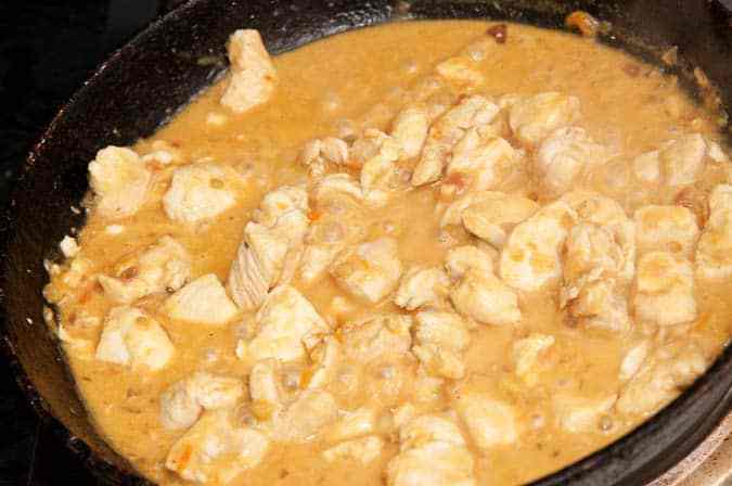 pechugas de pollo en salsa de maní y leche de coco