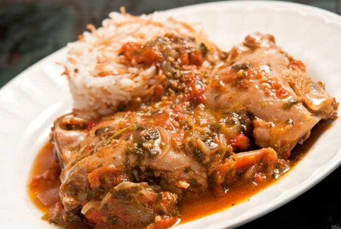 pollo entomatado con hierbas