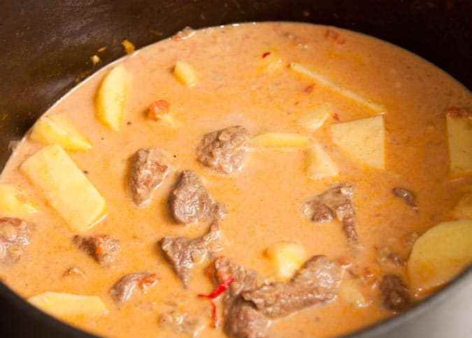 carne con papas y leche de coco