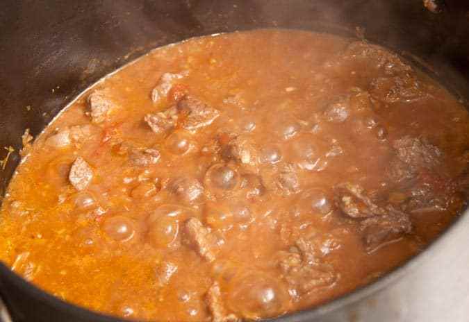 cocinando carne guisada