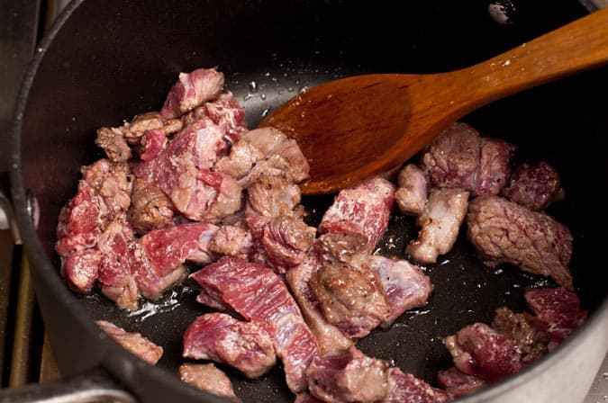 sellando carne para goulash