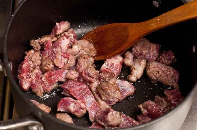 sellando carne para goulash